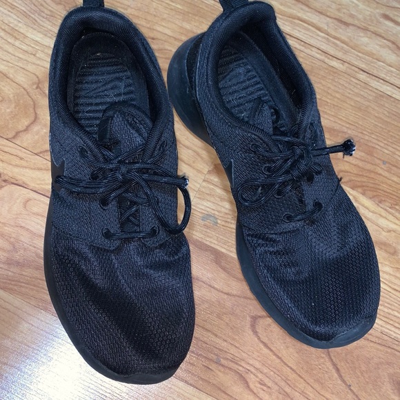 Black Nike Roshe - Picture 1 of 2